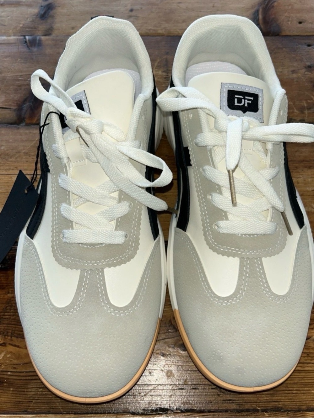 De Florance NWT Women’s Vintage Style White Fashion Sneakers Size 10
